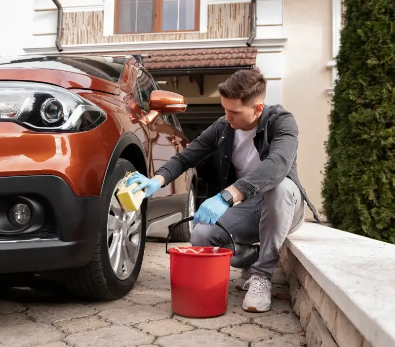 Lavage auto à domicile Sault-Brénaz : professionnel intervenant sur un véhicule